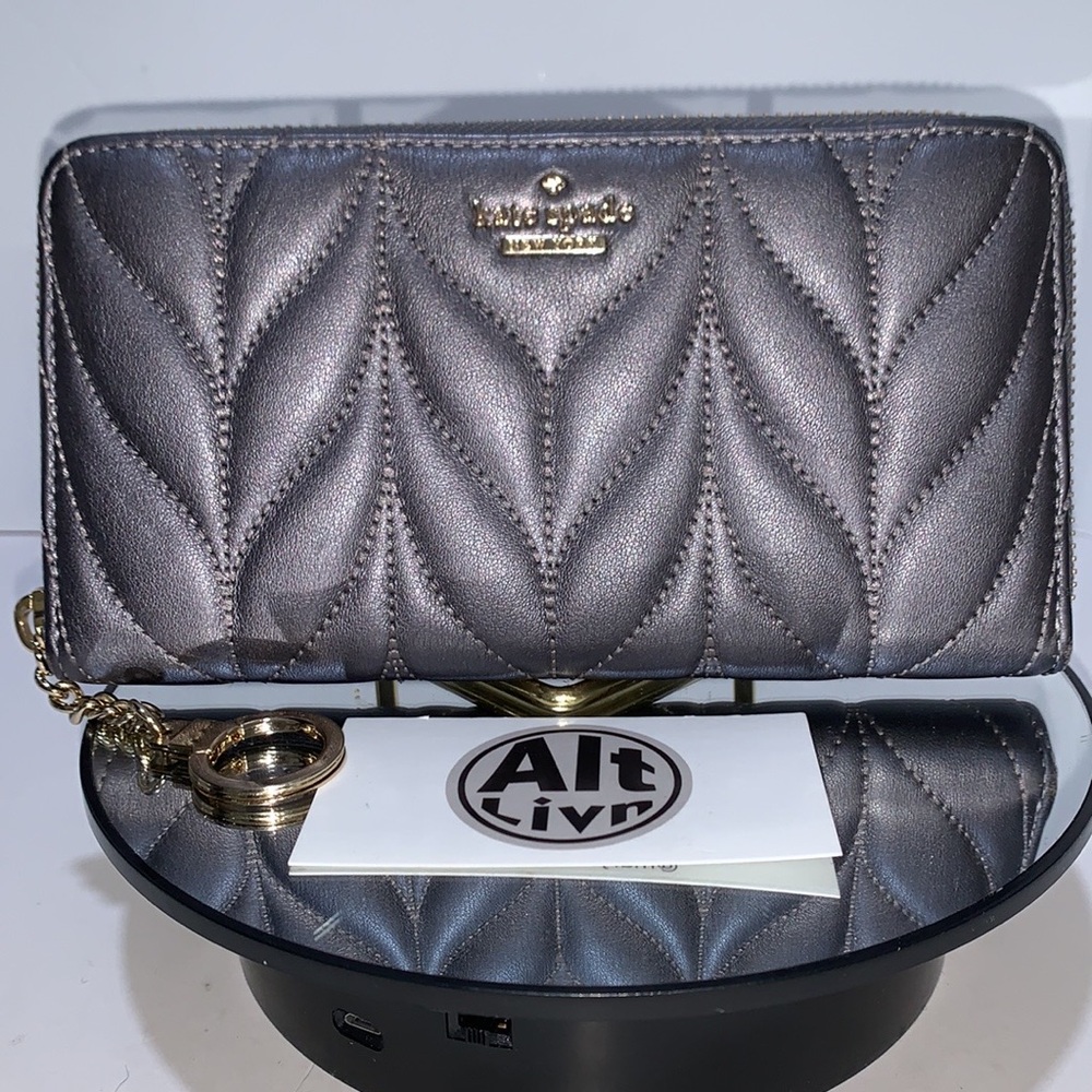 Like New Kate Spade ♠️ padded zip wallet
